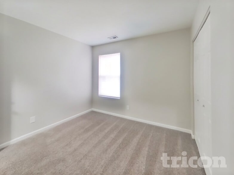 Building Photo - 2437 Middle View Dr