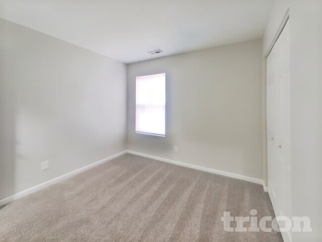 Building Photo - 2437 Middle View Dr