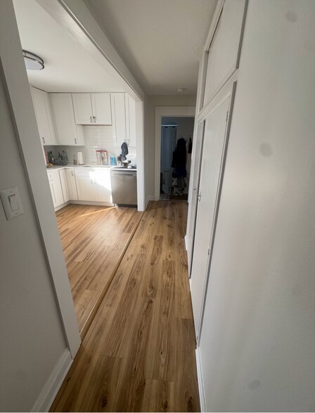 Building Photo - 1121 Leonard Pl