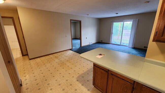 Building Photo - 2 Bedroom, 1 1/2 Bathroom Apartment With A/C & Garage - Available Now!