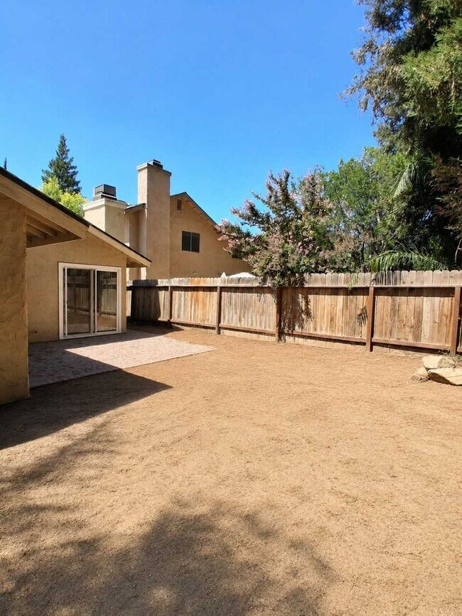 Building Photo - 2068 W Magill Ave