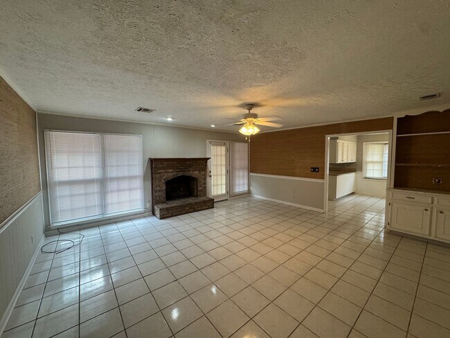 Building Photo - Large FOUR bedroom in Brentwood
