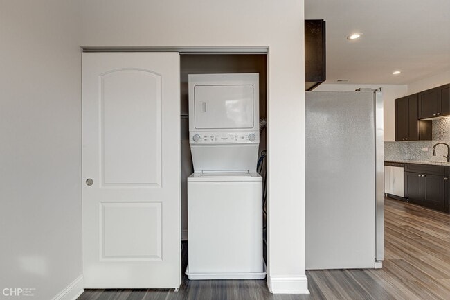 Building Photo - 4176 W Montrose Ave