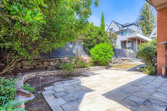 Building Photo - Laurelhurst View Home