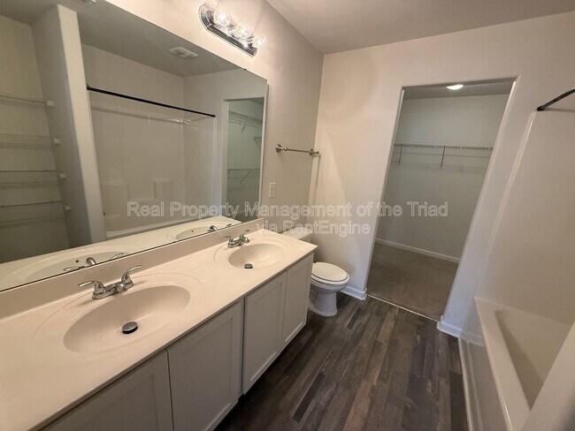 Building Photo - 3904 Vershire Ave