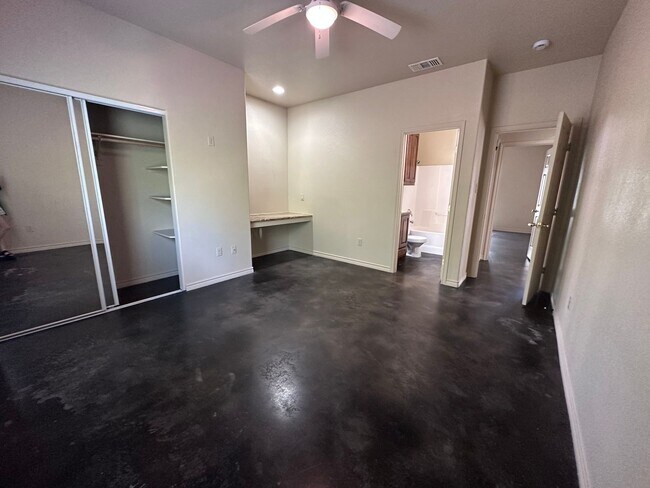 Building Photo - Spacious 4/4 House Near Baylor Campus with Yard - SPRING SEMESTER AVAILABILITY!