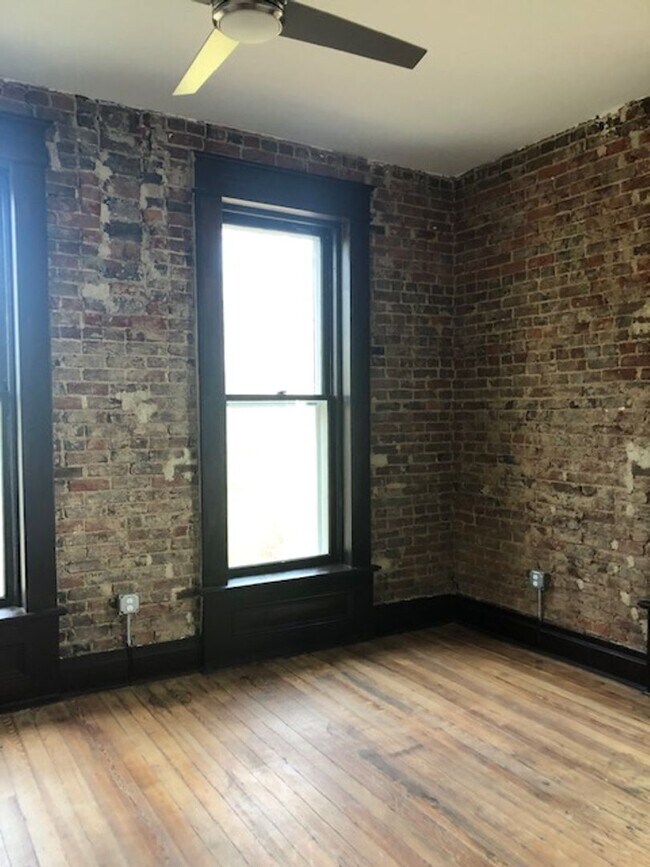 Building Photo - 1347 Park St