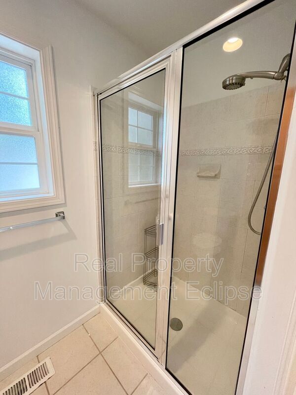 Building Photo - 315 N 155th St