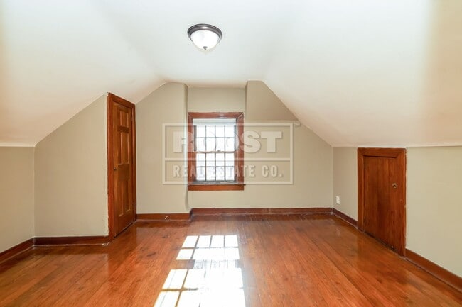 Building Photo - 4 bed 2.5 Bath Single Family Home Available in Dayton