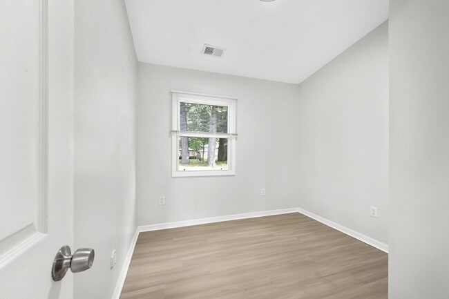 Building Photo - 8032 Bywater St