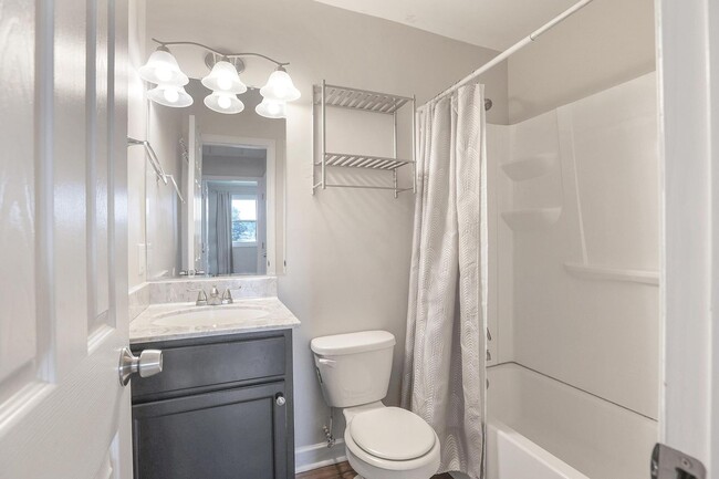 Building Photo - Home Close to Amenities