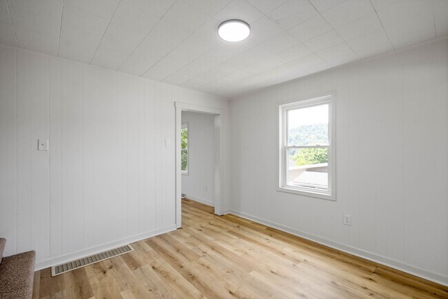Building Photo - READY FOR MOVE IN! FULLY RENOVATED 2-BEDRO...