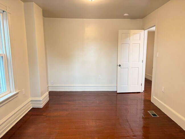 Building Photo - Newly Renovated 3 Bedroom 2 Bathroom Apartment in Prime Location - Washer/dryer in unit!