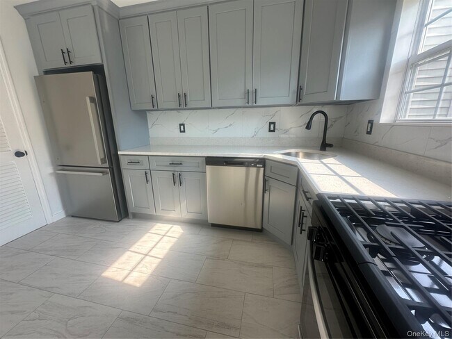 Building Photo - 256 Quassaick Ave