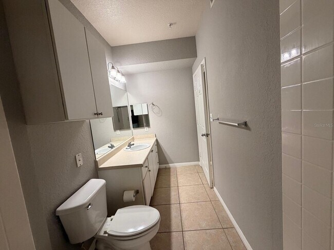 Building Photo - 911 N Orange Ave