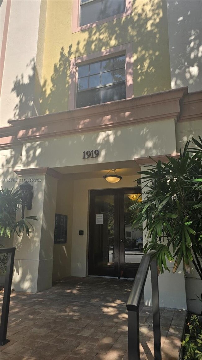 Building Photo - 1919 Van Buren St