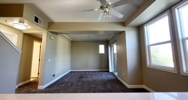 Building Photo - Beautifully Remolded Upscale 2 bed 2 bath ...