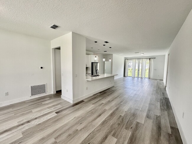 Building Photo - SHARING A BEAUTIFUL LARGE HOME