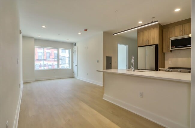 Building Photo - 303 Madison St