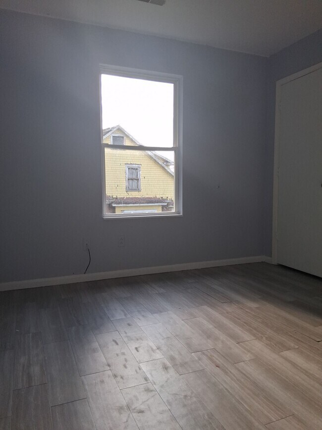 Building Photo - 133 W Warren Ave