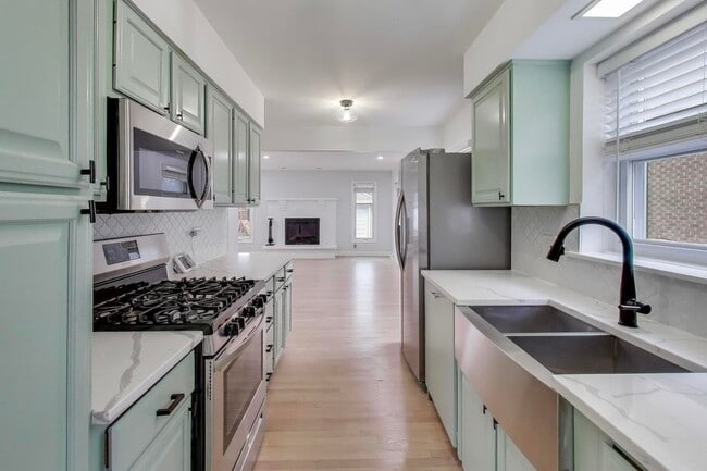 Building Photo - 710 S Hawthorne Ave