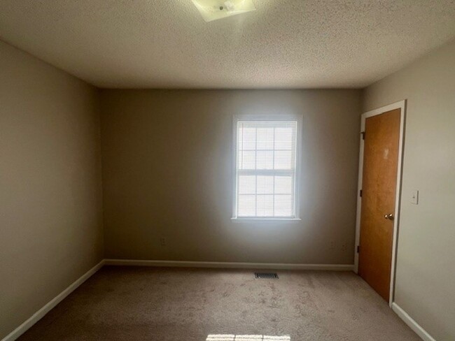 Building Photo - Spacious North Raleigh Townhouse! Pool! Lo...