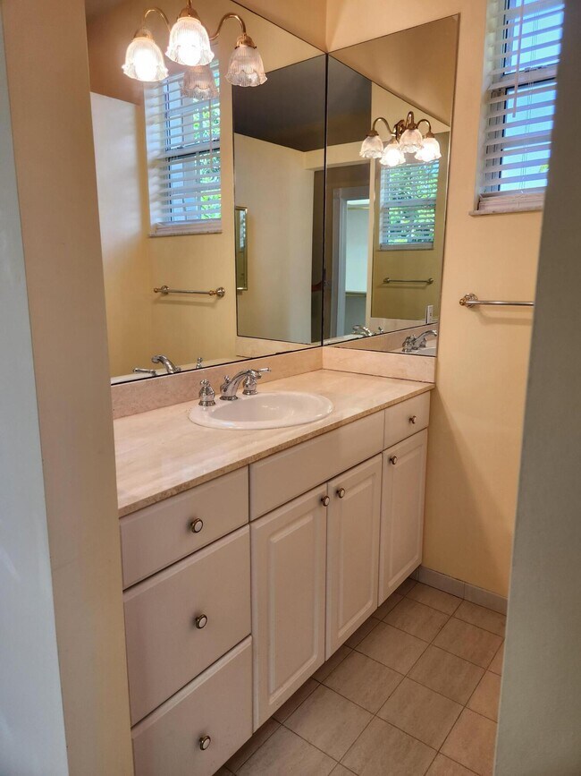 Building Photo - 17885 Fieldbrook Cir E
