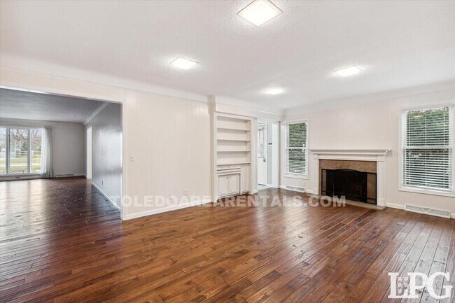 Building Photo - 3835 Hillandale Rd