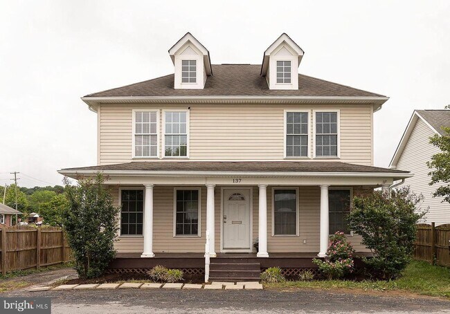 Primary Photo - 137 S Marshall St