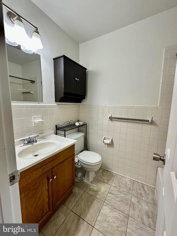 Building Photo - 302 Hills Dr