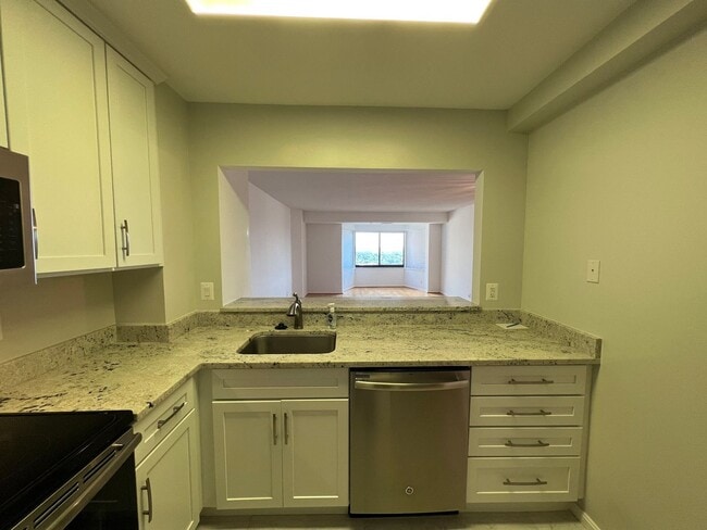 Building Photo - Luxurious 2 Bed 2 Bath Penthouse In Alta V...