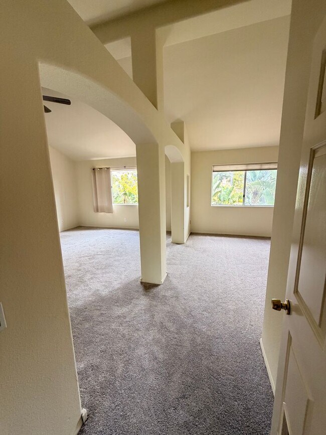 Building Photo - Beautiful 3 Bedroom, 2.5 Bathroom Newport ...