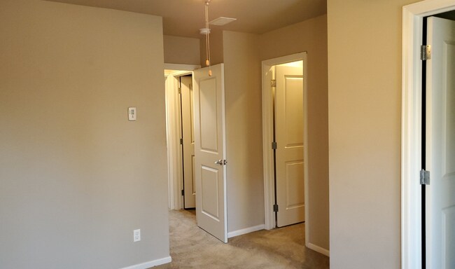 Building Photo - Newer 2BR/2.5BA in Englewood Townhouse with Garage. MOVE IN SPECIAL - $500 off first months rent