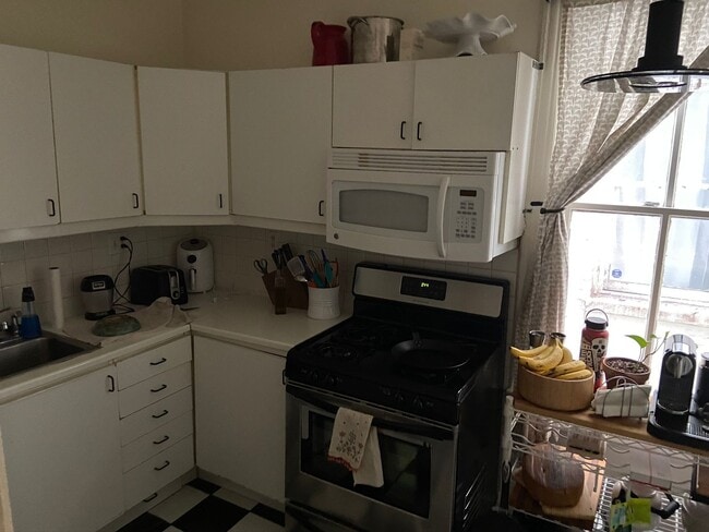 Building Photo - Charming Home Right Across From Montrose Park