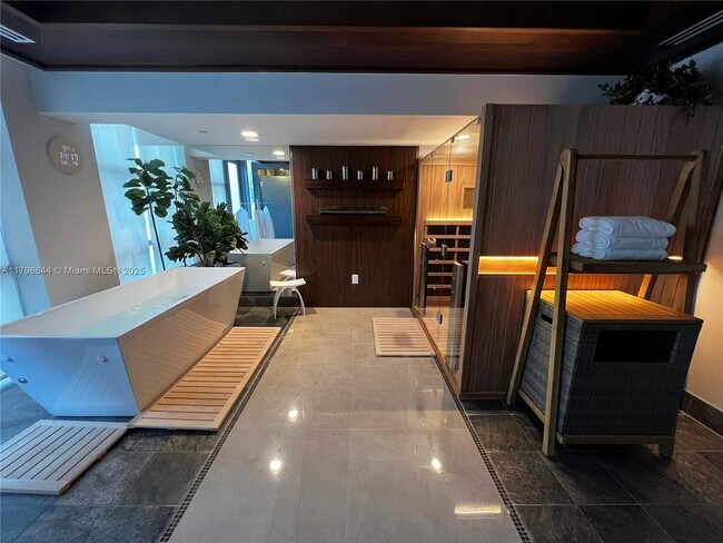 Building Photo - 5875 Collins Ave