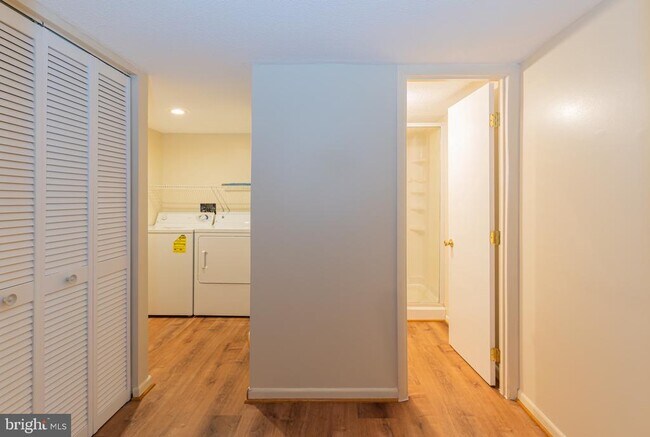 Building Photo - 7 Valleyfield Ct