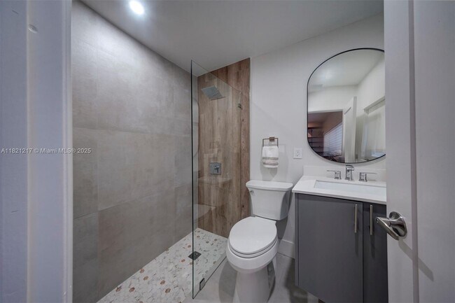 Building Photo - 2020 Alamanda Dr