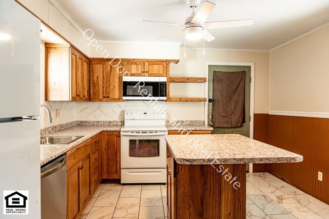 Building Photo - 460 S Elm St