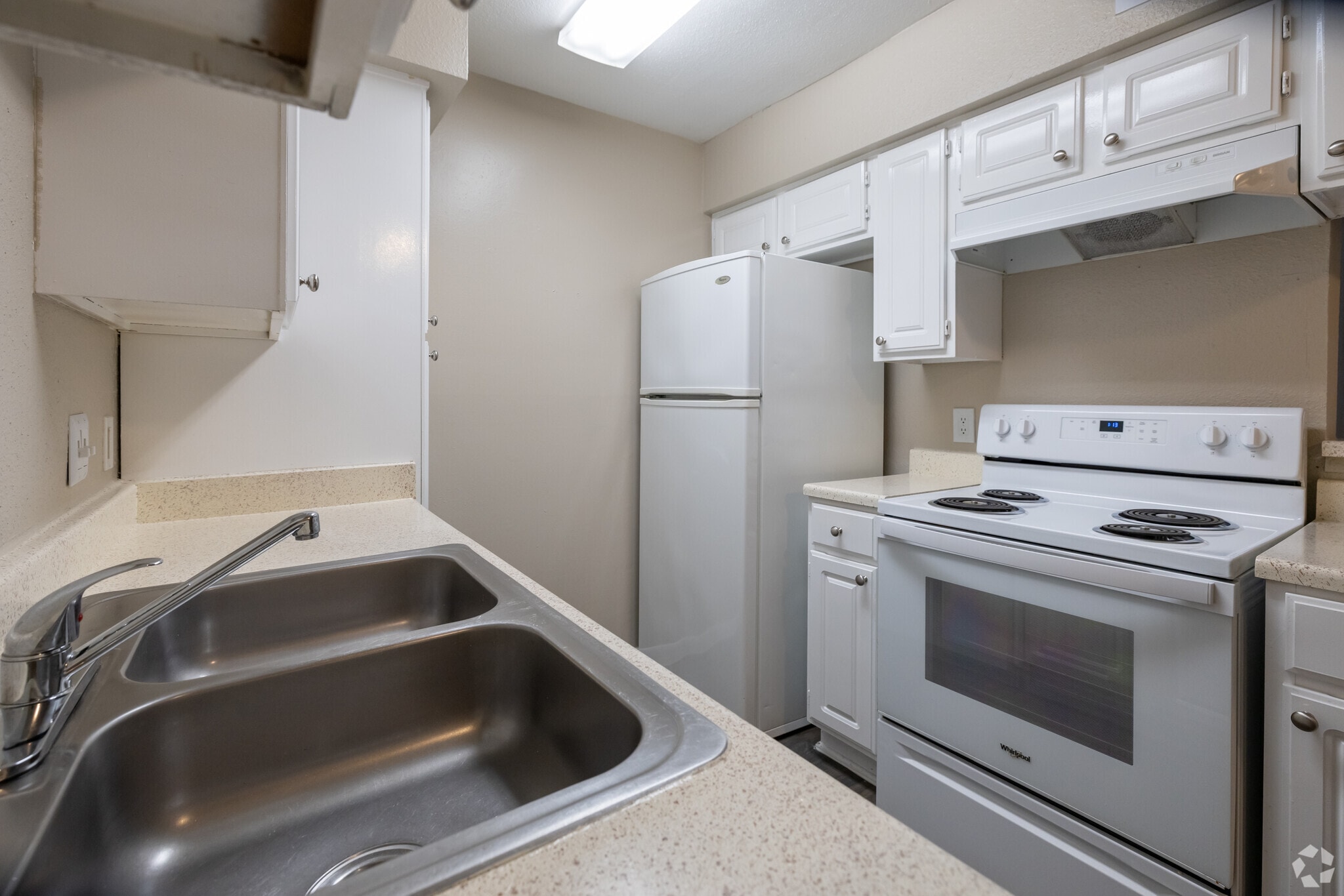 1BR, 1BA - 712SF - Kitchen - Altmonte
