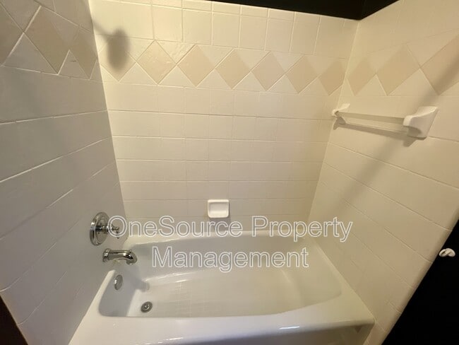 Building Photo - 979 Watersview Dr