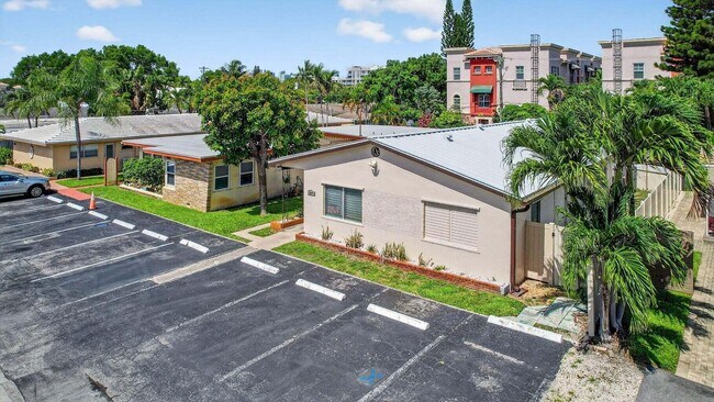 Building Photo - 1037 N Victoria Park Rd