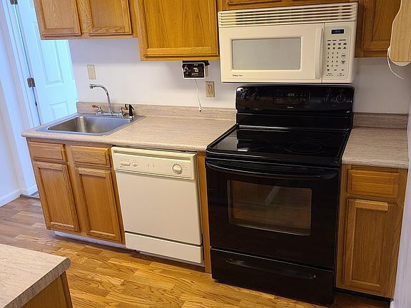 Building Photo - Remodeled master suite