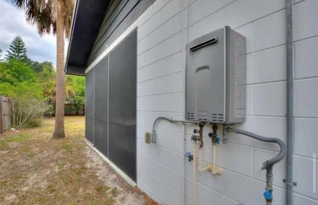Building Photo - 755 Oleander Dr SE