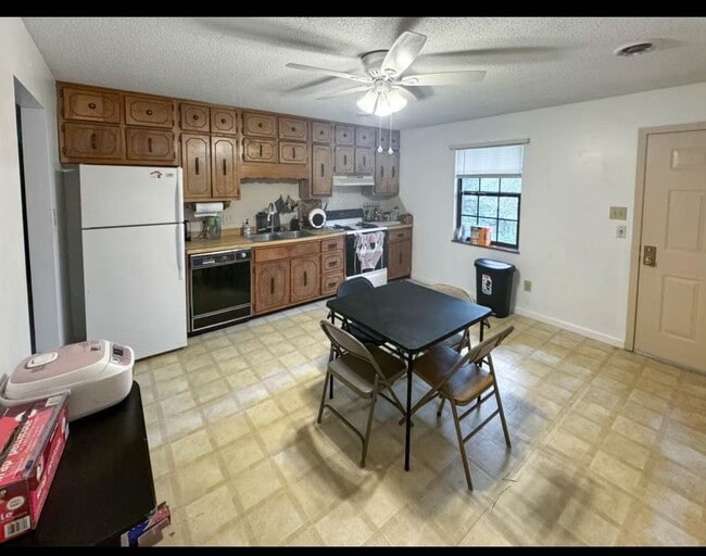 Building Photo - 810 Highland Dr