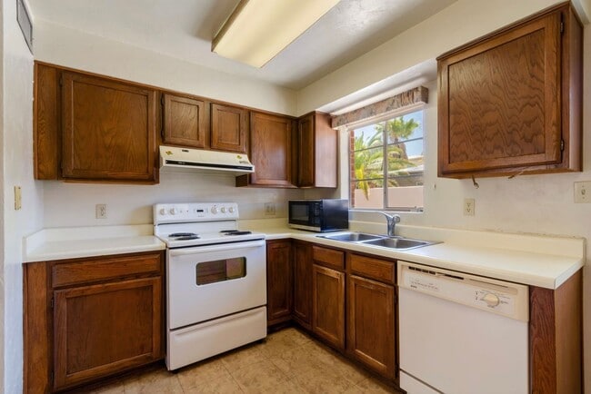 Building Photo - Charming Townhome near UA