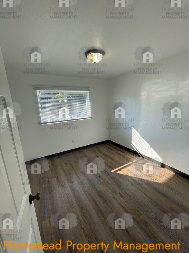 Building Photo - 595