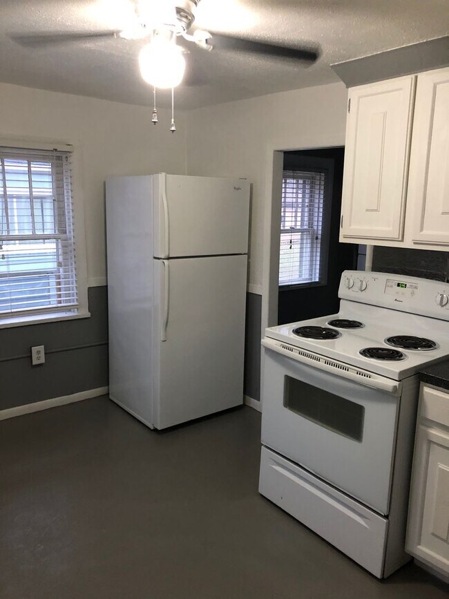 Building Photo - 1718 E Avenue B