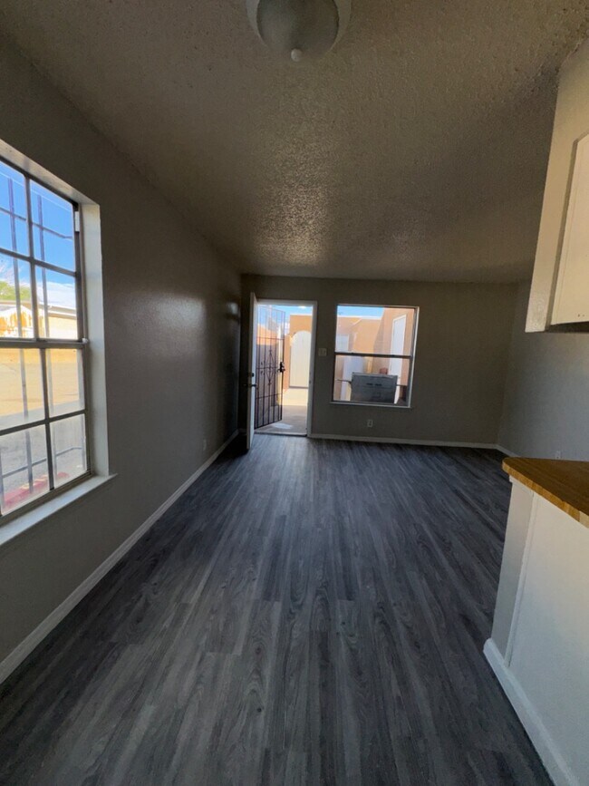 Building Photo - 916 San Pedro Dr SE