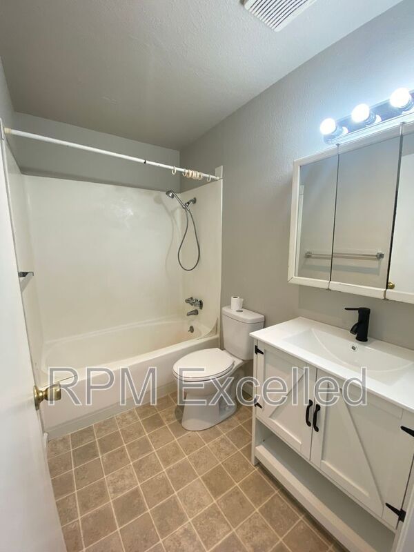 Building Photo - 634 M St NE