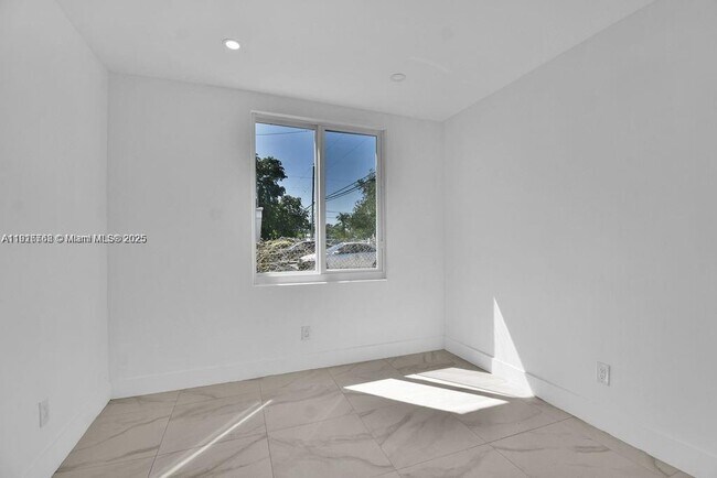 Building Photo - 3025 NW 8th Ave